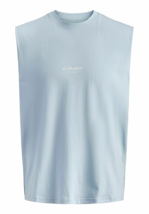 Tricou bleu deschis, fără mâneci, cu decolteu rotund și inscripția "JJ Studios" imprimată cu litere albe mici pe piept.