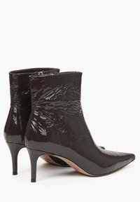 Botki za kostkę o spiczastej końcówce w ciemnym burgundowym lakierze, z fakturą marszczoną i wąskim, wysokim obcasem. Zamek błyskawiczny z boku.