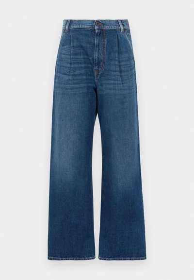 Hoch taillierte, weit geschnittene blaue Jeans aus Denim. Sie verfügt über einen Frontknopfverschluss, Falten und einen subtilen Farbverlauf von Dunkelblau zu Hellblau am Saum.