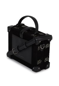 Czarna torebka z zamszu o prostokątnym kształcie, z podwójnymi uchwytami na górze, odczepianym paskiem oraz metalowymi ćwiekami po bokach i na przodzie.