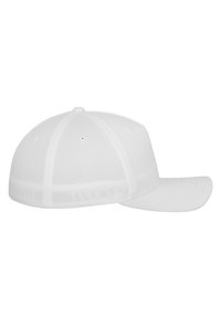 Bijela baseball kapa s zaobljenim vrhom, zakrivljenim vizorom i mrežastim stražnjim dijelom. Ima ventilacijske rupe, jednostavan dizajn i bez vidljivih oznaka.