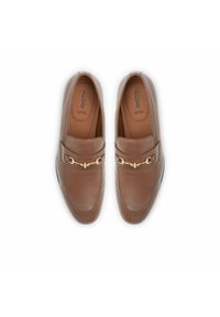 Paire de mocassins Aldo en cuir marron avec détail mors en métal doré, vus de dessus sur fond blanc.