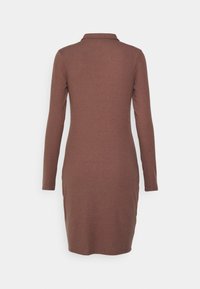 Vestido castanho canelado de mangas compridas com gola, design ajustado e textura suave. Vista traseira mostra o comprimento até a metade da coxa.