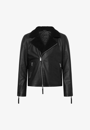 Giacca in pelle nera con colletto in shearling, zip asimmetrica, due tasche frontali con zip e polsini con foro per il pollice. Tessuto liscio con hardware minimale.