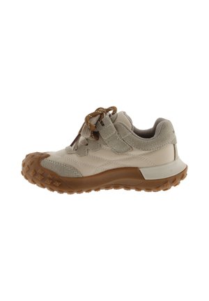 Beige en grijze kindersneaker met bruine gestructureerde zool, veters en een klittenbandsluiting aan de zijkant.