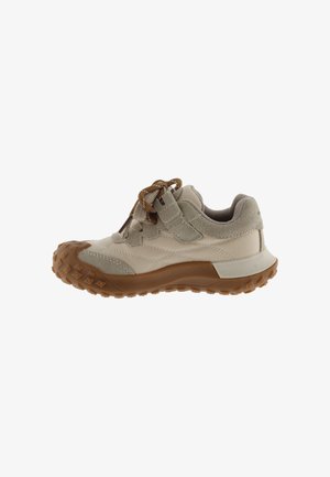 Scarpa da ginnastica per bambini beige e grigia con suola marrone testurizzata, lacci e chiusura laterale a strappo.