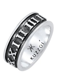 Anneau en argent avec une bande noire texturée ornée de chiffres romains : XXI, II, IIII. Surface intérieure lisse avec une gravure de la marque.