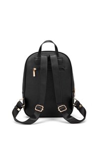 Sac à dos en simili cuir noir avec une forme arrondie, des sangles en tissu ajustables, des finitions en métal doré et une poche zippée à l'avant.