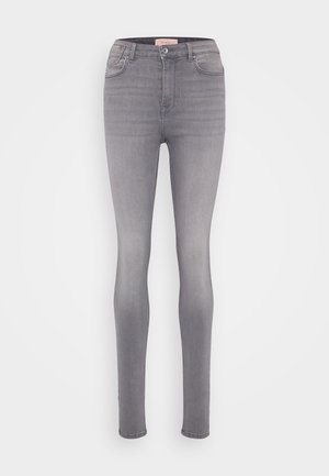 Jeans skinny de tiro alto en denim gris claro, con una textura suave, cinco bolsillos y detalles de costura sutiles.