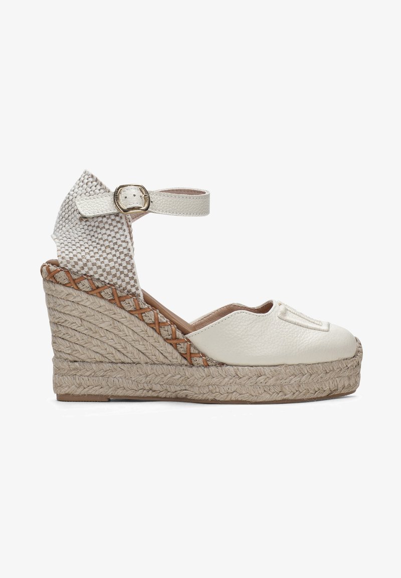 Bílé wedges espadrilky s texturovaným svrškem, tkanou patou a páskem na kotníku, zdobené propletenou jutovou nití a hladkým povrchem.