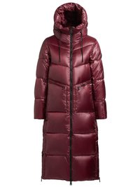 Dlouhý bordó prošívaný kabát s vysokým límcem a kapucí, vyrobený z lesklé látky, se zipovými kapsami a předním zapínáním na zip.