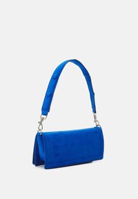 Blå mockaväska i rektangulär form, justerbar rem och silverfärgade detaljer. Slät yta med synliga sömmar.