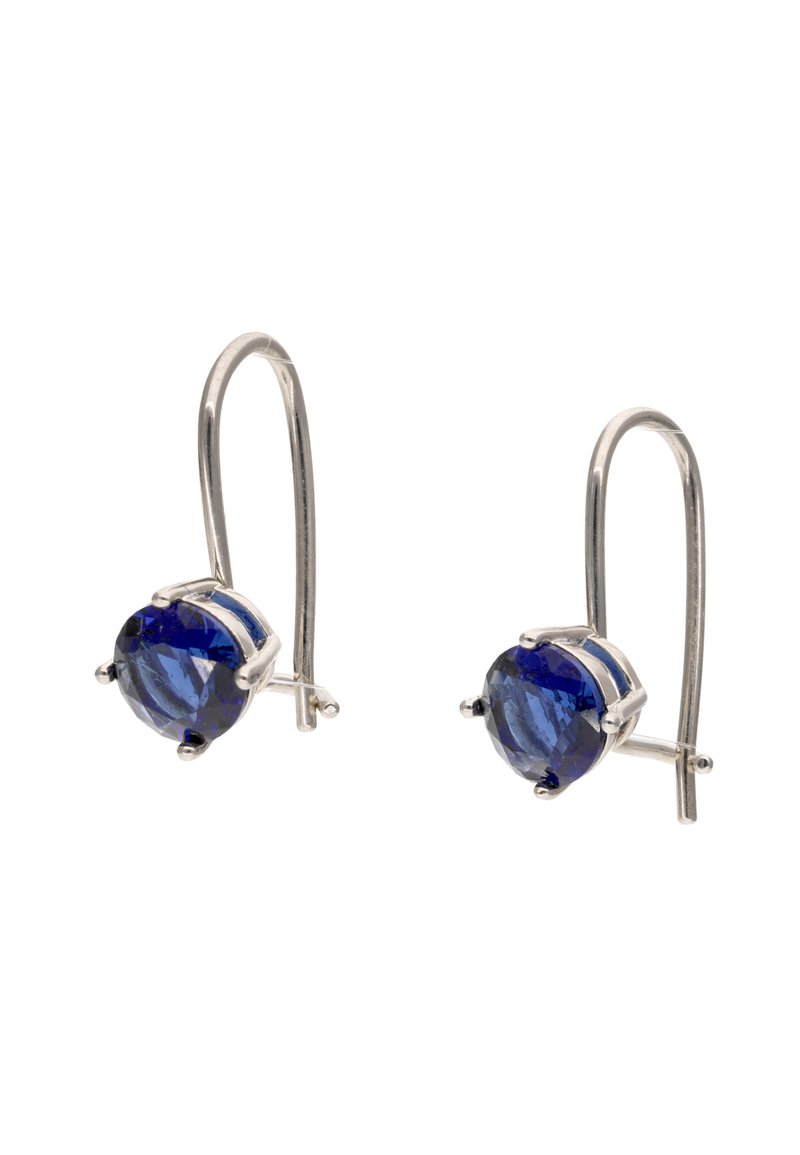 Srebrne naušnice s okruglim, fasetiranim plavim kamenjem koje drže četiri zubca, s dugim kukicama za sigurnu nosivost.