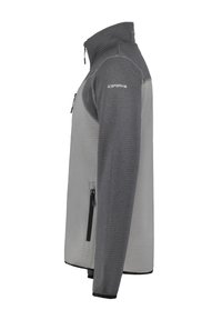 Chaqueta con textura en gris claro y gris oscuro, con cierre frontal y alto collar, vista de lado, con un bolsillo lateral con cremallera.
