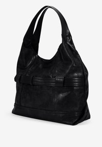 Bolso tote de cuero negro con un diseño holgado, asas anchas y una banda decorativa acanalada alrededor del centro. Cuenta con un bolsillo frontal.