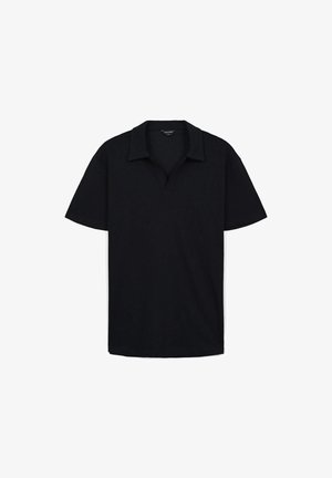 Schwarzes Kurzarm-Polohemd mit einem geraden Kragen, aus einem weichen Stoff gefertigt, mit einem schlichten Design und ohne sichtbare Muster oder Verzierungen.