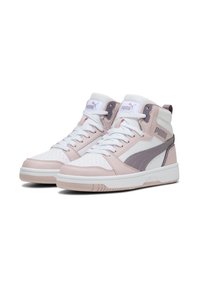 Zapatillas altas con un upper de cuero blanco, rosa y púrpura, caja de puntera perforada, cordones blancos y cuello acolchado. Presentan un distintivo logo de Puma.