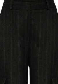 Schwarze, gestreifte Hosen aus strukturiertem Stoff mit geradem Beinschnitt, flachem Bund und seitlichen Taschen.
