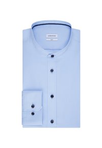 Svetlo modra srajca slim fit s stojčasto ovratnikom, črnimi gumbi, dvakrat gumbano manšeto in kontrastnimi detajli na notranjem ovratniku.