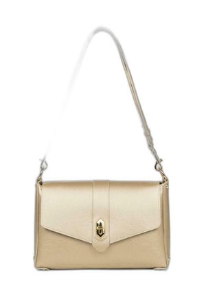 Sac à main en cuir beige avec un fermoir à rabat, quincaillerie dorée et une bandoulière amovible. Surface texturée avec des coutures discrètes.