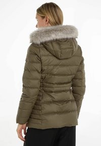 Giacca puffer khaki con cappuccio foderato in finto pelliccia, design trapuntato, maniche lunghe e polsini elasticizzati, con dettaglio logo laterale.