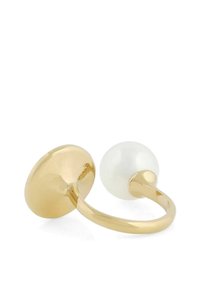 Guldring med en cirkulär bas och en vit pärlaccents. Slät yta, polerad textur och öppen ringdesign för justerbar passform.