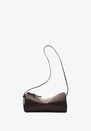 Piccola borsa a tracolla in pelle marrone scuro con forma rettangolare curva e tracolla sottile regolabile su sfondo bianco.