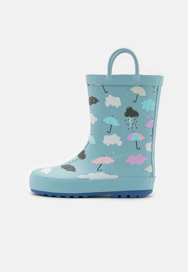 Botte de pluie en caoutchouc bleu clair avec un bout arrondi, une semelle bleue et un motif de parapluies et de nuages roses, noirs et gris. Comprend une poignée.