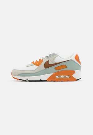 Low-Top-Sneaker mit weißen, grauen, hellblauen, braunen und orangefarbenen Akzenten, mit sichtbarer Luftdämpfung in der Sohle.