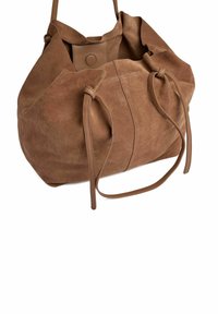 Bruine suède handtas met een slouchy vorm, voorzien van twee lange banden en een cinch-opening die is beveiligd met koorden. Soepele textuur overal.