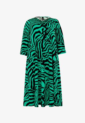 Robe à imprimé zèbre vert et noir, en tissu doux, avec une coupe ample, des manches trois-quarts et un col rond.