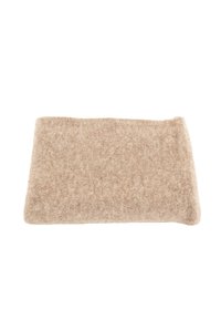 Coperta di lana beige con una superficie morbida e texturizzata, piegata accuratamente, con un motivo sottile e forma rettangolare.