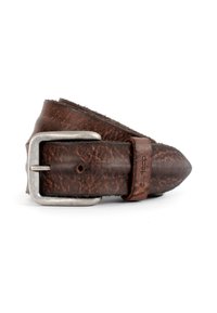 Brauner Ledergürtel mit strukturiertem Finish, ausgestattet mit einer silbernen Metallschnalle und einem verstellbaren Riemen. Das Ende ist spitz und weist eine gestickte Detailierung auf.