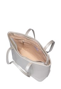 Sac à main en cuir texturé argenté avec un intérieur spacieux, doublure crème, poche zippée et deux poignées. Les détails comprennent des fermetures éclair lisses.