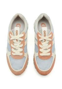 Scarpe sportive azzurro chiaro e pesca realizzate in materiali mesh e suede, con lacci bianchi e una etichetta con logo sulla linguetta.