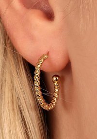 Guld snoet hoops ørering med en sfærisk accent, der fremviser en reflekterende overflade og glat tekstur, præsenterer en cirkulær, justerbar form.