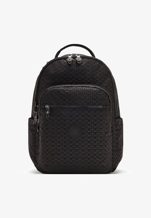 Schwarzer Rucksack mit geometrischem Muster, aus Stoffmaterial, mit zwei vorderen Reißverschlüssen, einem oberen Griff und Logo-Akzent auf der Vorderseite.