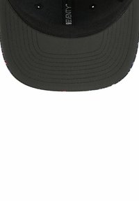 Casquette noire à visière plate, texture en tissu, dessous avec un motif coloré. À l'intérieur, étiqueté "95 SEVENTY™."