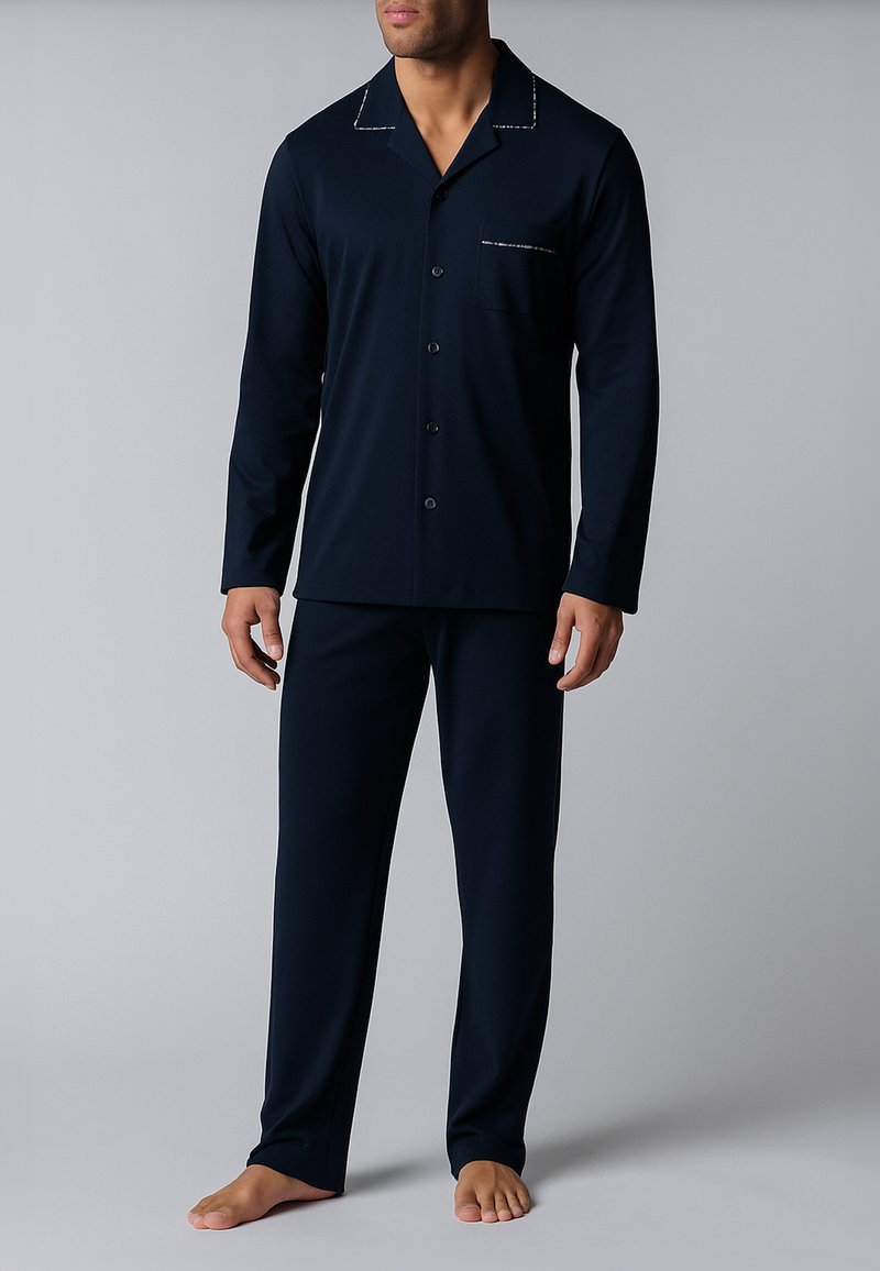 Set di pigiama blu navy realizzato in morbido tessuto, caratterizzato da una camicia con bottoni e tasca, con dettagli di cucitura a contrasto sul colletto.