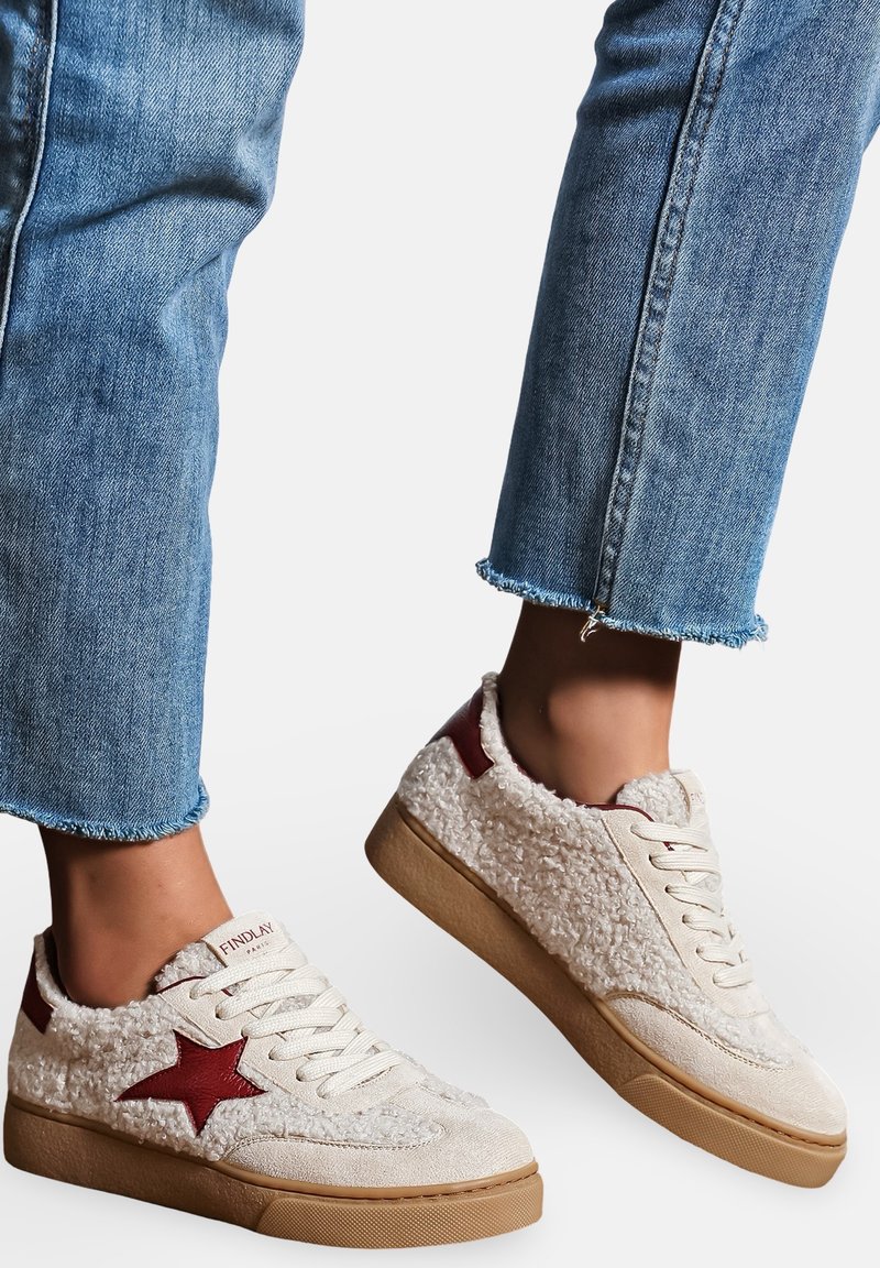 Baskets crèmes avec une texture duveteuse, accent d'étoile rouge et semelle en caoutchouc beige ; lacets et col rembourré pour un confort supplémentaire. Jean en denim avec ourlet effiloché.