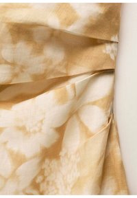 Kukkakuosiset kankaat beige- ja kerma-sävyissä, pehmeällä tekstuurilla ja poimutetulla designilla, sopivat vaatteisiin tai verhoiluun.