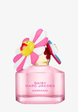 Flacon de parfum en verre rose étiqueté "Daisy Marc Jacobs Murakami" avec deux bouchons en forme de fleurs de marguerite colorées et souriantes.