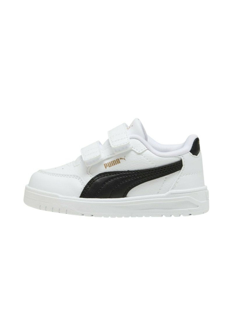 Zapatillas blancas con acentos en negro, que presentan dos correas de velcro, una suela de goma y un diseño elegante con un prominente logo de Puma.