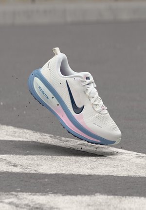 Nike Performance VOMERO 18 - Pantofi de alergare pe asfalt - white/midnight navy/work blue/barely green/pink foam