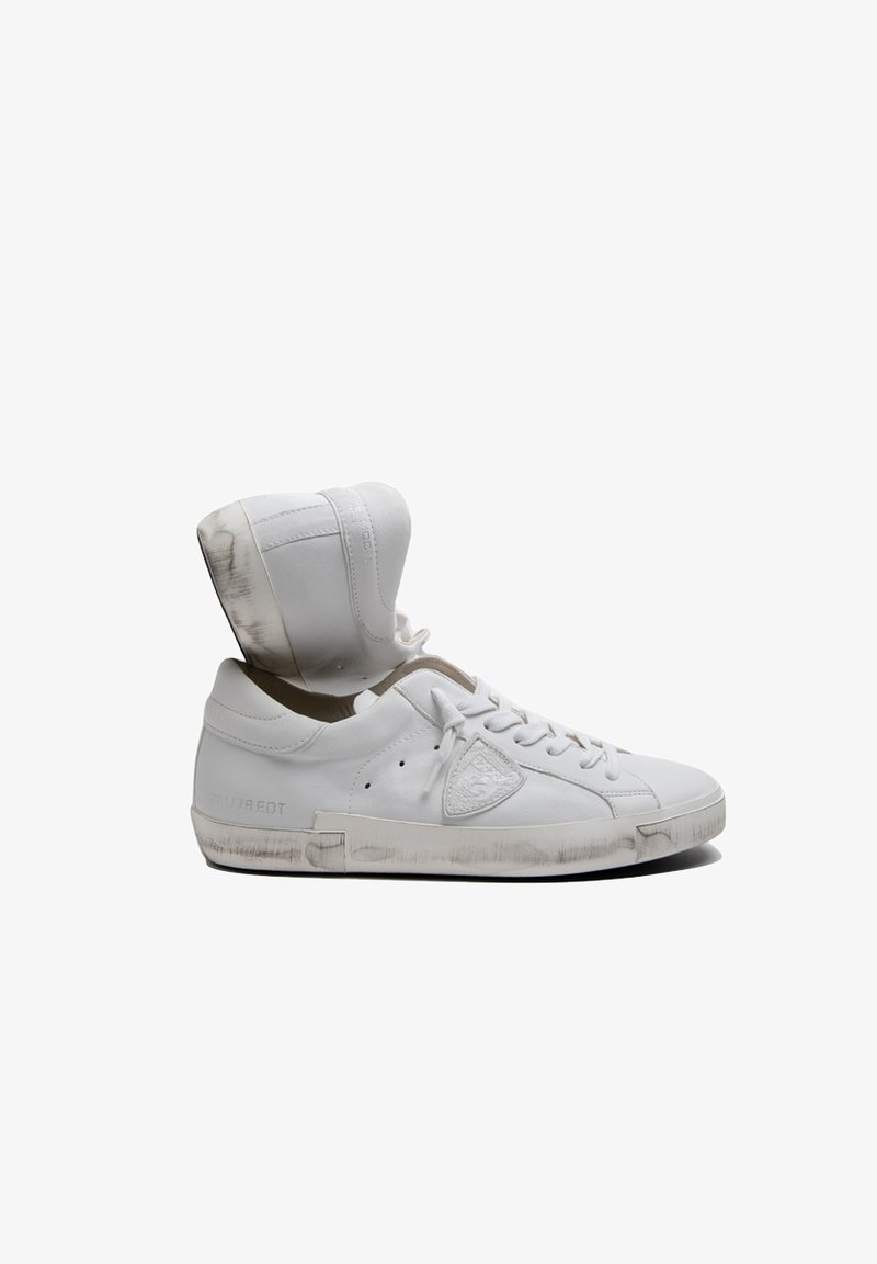 Weiße Leder-Sneaker mit hohem Schaftdesign. Verfügt über eine runde Zehenpartie, Schnürung vorne und leicht abgenutzte Sohle. Der innere Kragen ist hellbeige.