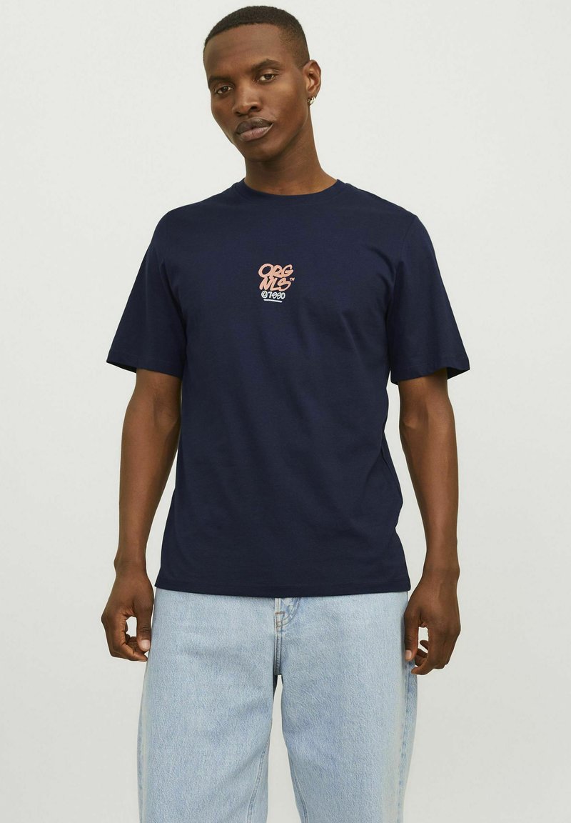 Mørkeblå bomulds t-shirt med korte ærmer, der har et pink logo grafik på brystet. Casual pasform, enkel crew neck design.