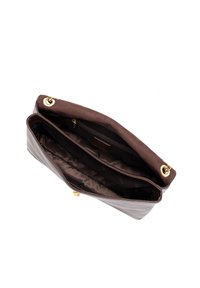 Bruine leren clutch met een zachte stoffen voering, gouden hardware accenten en meerdere binnencompartimenten voor organisatie.