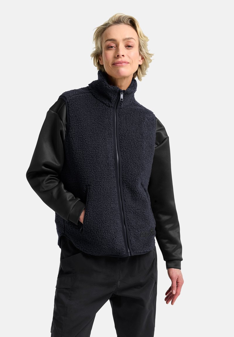 Marineblauer Fleece-Weste mit hohem Kragen, Reißverschluss und schwarzen Lederärmel. Verfügt über zwei Seitentaschen und strukturiertes Material. Lässiges Design.