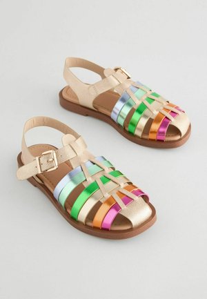 Sandali colorati con fasce, caratterizzati da una tomaia in oro metallico, cinturini metallici multicolore, fibbia regolabile e una suola texturizzata marrone.