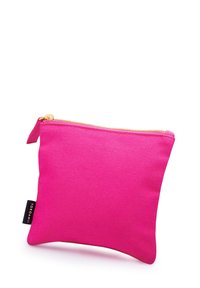 Pochette in tela rosa brillante con cerniera dorata, forma rettangolare, superficie texturizzata e un'etichetta nera del marchio sul lato.